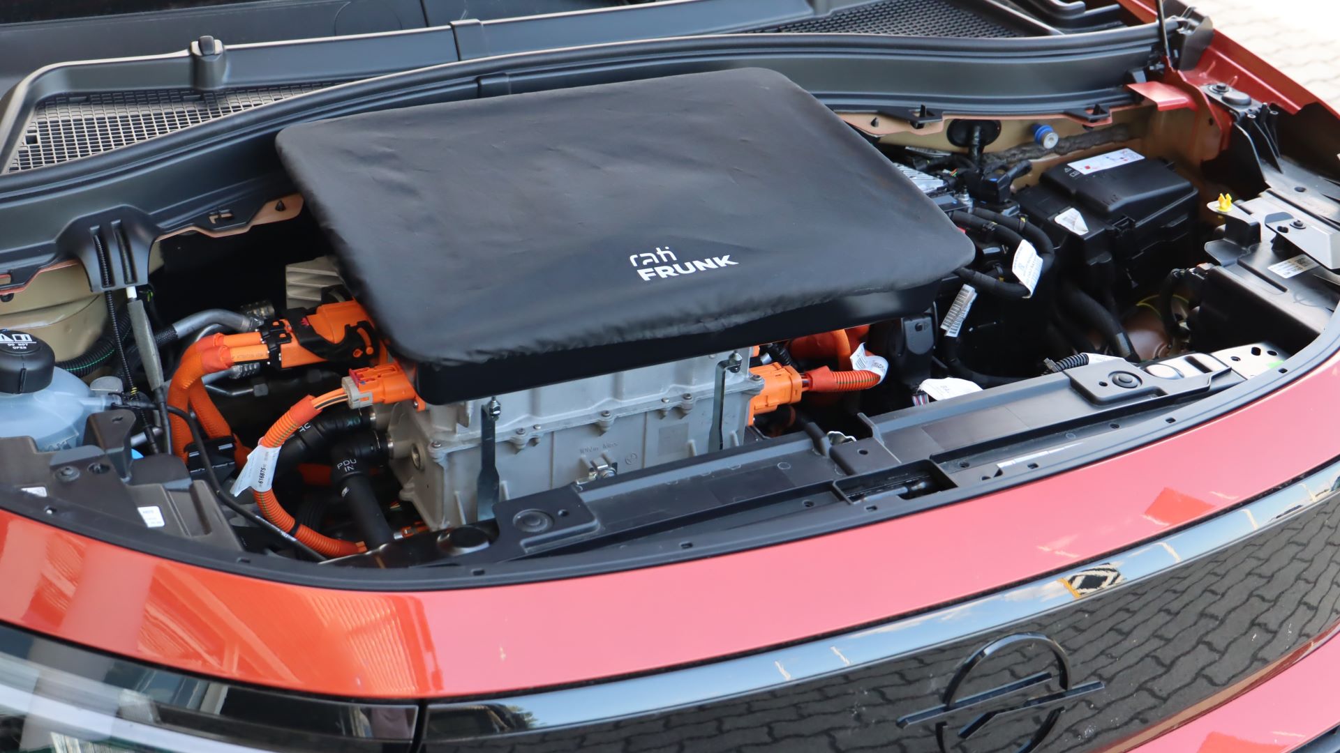 Custom-fit frunk for the Opel Frontera